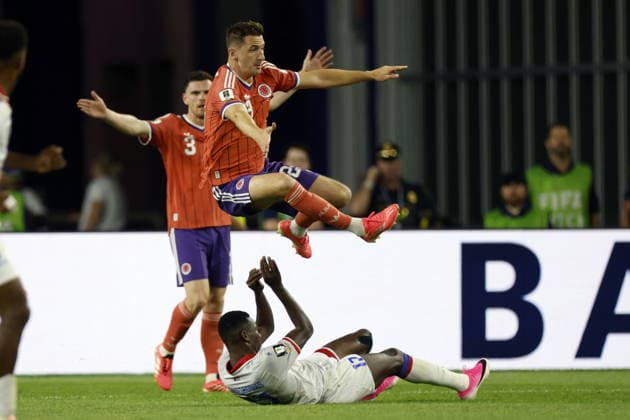 FIFA World Cup, WM, Weltmeisterschaft, Fussball 2026 - Group C - Haiti vs Scotland Kenny McLean of Scotland (top) in action against Danley Jean Jacques of Haiti during the FIFA World Cup 2026 group stage match Haiti against Scotland, in Foxborough, Massachusetts, USA, 13 June 2026. BOSTON United States  Copyright: xGREGxM.xCOOPERx
