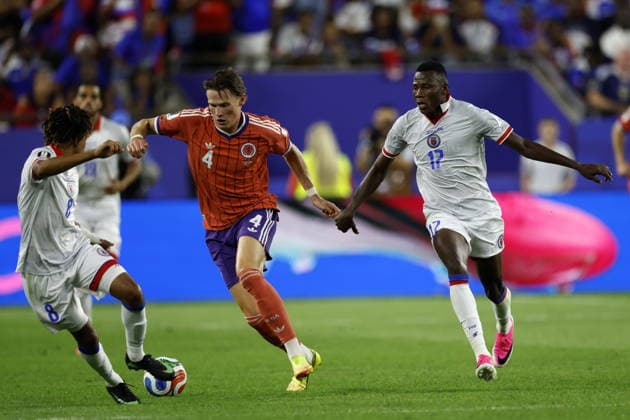 FIFA World Cup, WM, Weltmeisterschaft, Fussball 2026 - Group C - Haiti vs Scotland Scott McTominay of Scotland (C) in action against Martin Experience (L) and Danley Jean Jacques (R) of Haiti during the FIFA World Cup 2026 group stage match Haiti against Scotland, in Foxborough, Massachusetts, USA, 13 June 2026. BOSTON United States  Copyright: xGREGxM.xCOOPERx