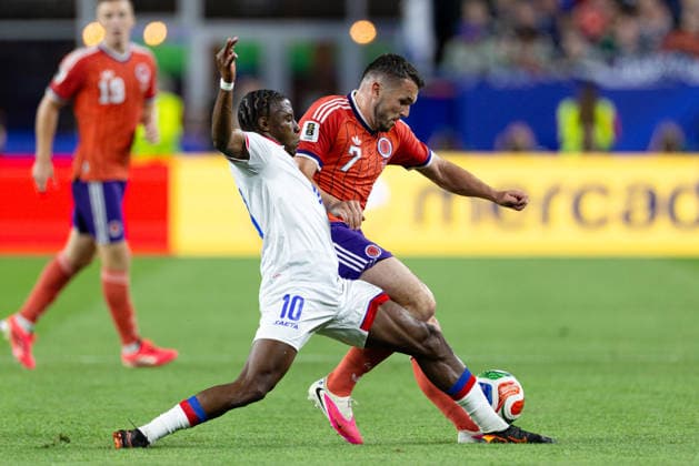 June 13, 2026; Foxborough, Massachusetts, USA; Haiti midfielder Jean-Ricner Bellegarde (10) and Scotland midfielder John McGinn (7) battle for the ball in a FIFA World Cup, WM, Weltmeisterschaft, Fussball 2026 Group C match between Haiti and Scotland at Boston Stadium. (c) CSM - ZUMAc04_ 20260613_zma_c04_153 Copyright: xBurtxGranofskyx