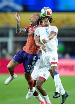 (260614) -- BOSTON, June 14, 2026 -- Martin Experience (R) of Haiti and Lyndon Dykes of Scotland fight for a head ball during the group C match between Haiti and Scotland at the 2026 FIFA World Cup, WM, Weltmeisterschaft, Fussball at Boston Stadium in Boston, the United States, June 13, 2026. ) (SP)U.S.-BOSTON-FOOTBALL-FIFA WORLD CUP-GROUP C-HTI VS SCO ChenxYichen 