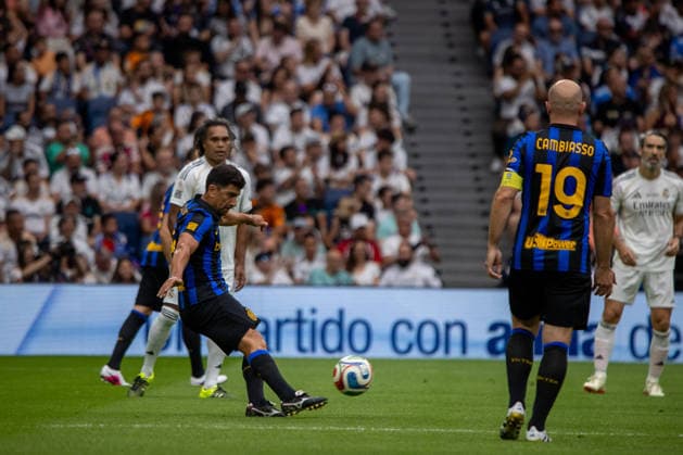 Real Madrid Leyendas Vs Inter Legends in Madrid, Spain - 13 Jun 2026 David Pizarro of Inter Legends seen in action during the Corazon Classic Match 2026 football match between Real Madrid Leyendas and Inter Legends at Santiago Bernabeu stadium. Final score; Real Madrid Leyendas 2:1 Inter Legends Madrid Spain Copyright: xDavidxCanalesx xSOPAxImagesx DCCorazonClasicmatch260613-30