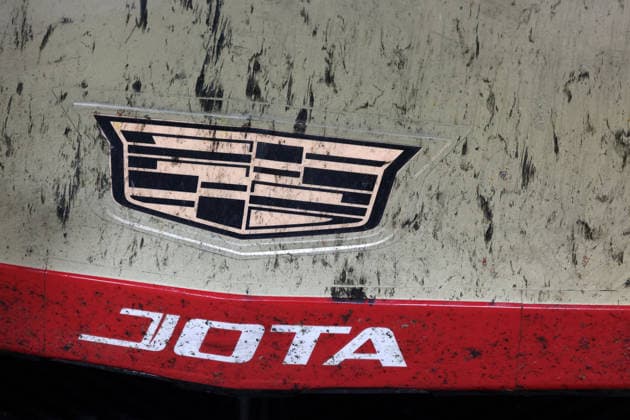Gummiabrieb auf der Frontpartie mit Cadillac Logo und JOTA dem teamnamen des Cadillac V-Series.R 12 von Sebastian Bourdais, Earl Bamber und Jack Aitken vor der Box, 24 Stundens von Le Mans, Frankreich, WEC Langstrecken- Weltmeisterschaft, 14.06.2026,