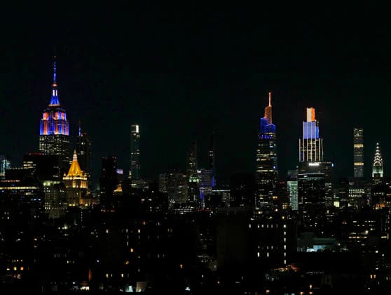 The Empire State Building and other buildings in the Manhattan skyline are lit in the orange and blue colors of the New York Knicks on Saturday, June 13, 2026 in New York City. The New York Knicks won the NBA, Basketball Herren, USA championship defeating the San Antonio Spurs in Game 5 of the NBA Finals to break a 53-year championship drought.  NYP20260613101 JOHNxANGELILLO