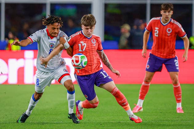 June 13, 2026, Foxborough, Massachusetts, USA: MARTIN EXPERIENCE of Haiti and BEN GANNON-DOAK of Scotland fight for the ball during the 2026 FIFA World Cup, WM, Weltmeisterschaft, Fussball Group C match at Boston Stadium in Massachusetts on June 12, 2026. Haiti 0 V 1 Scotland - FIFA World Cup 2026  - ZUMAm283 20260613_zsp_m283_001 Copyright: xBillyxMyersx