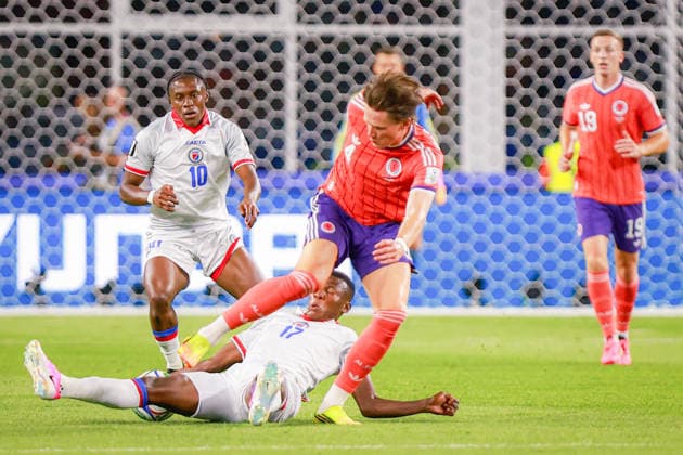 June 13, 2026, Foxborough, Massachusetts, USA: DANLEY JEAN JACQUES of Haiti tackles the ball away from SCOTT MCTOMINAY of Scotland during the 2026 FIFA World Cup, WM, Weltmeisterschaft, Fussball Group C match at Boston Stadium in Massachusetts on June 12, 2026. Haiti 0 V 1 Scotland - FIFA World Cup 2026  - ZUMAm283 20260613_zsp_m283_003 Copyright: xBillyxMyersx