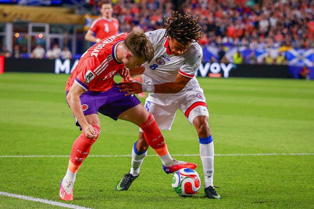 June 13, 2026, Foxborough, Massachusetts, USA: BEN GANNON-DOAK of Scotland and MARTIN EXPERIENCE of Haiti fight for the ball during the 2026 FIFA World Cup, WM, Weltmeisterschaft, Fussball Group C match at Boston Stadium in Massachusetts on June 12, 2026. Haiti 0 V 1 Scotland - FIFA World Cup 2026  - ZUMAm283 20260613_zsp_m283_004 Copyright: xBillyxMyersx