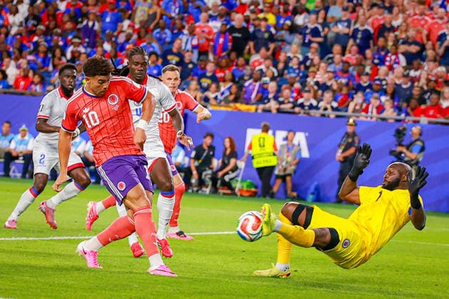 June 13, 2026, Foxborough, Massachusetts, USA: JOHNY PLACIDE of Haiti saves CHÆ’ ADAMS of Scotland shot during the 2026 FIFA World Cup, WM, Weltmeisterschaft, Fussball Group C match at Boston Stadium in Massachusetts on June 12, 2026. Haiti 0 V 1 Scotland - FIFA World Cup 2026  - ZUMAm283 20260613_zsp_m283_008 Copyright: xBillyxMyersx