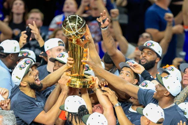 NBA, Basketball Herren, USA Finals Game 5 - New York Knicks at San Antonio Spurs New York Knicks players hold up the Larry O Brien Championship Trophy after winning Game 5 of the NBA Finals between the San Antonio Spurs and the New York Knicks, San Antonio, USA, 13 June 2026. San Antonio United States  Copyright: xADAMxDAVISx