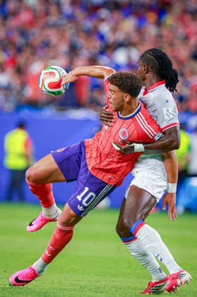 June 13, 2026, Foxborough, Massachusetts, USA: CHÆ’ ADAMS of Scotland and LOUICIUS DEEDSON of Haiti fight for the ball during the 2026 FIFA World Cup, WM, Weltmeisterschaft, Fussball Group C match at Boston Stadium in Massachusetts on June 12, 2026. Haiti 0 V 1 Scotland - FIFA World Cup 2026  - ZUMAm283 20260613_zsp_m283_016 Copyright: xBillyxMyersx