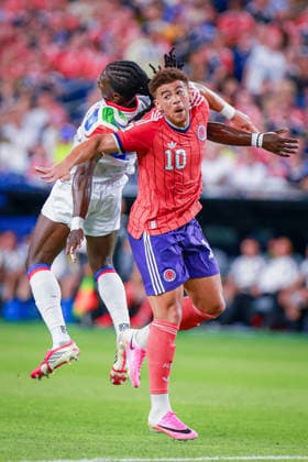 June 13, 2026, Foxborough, Massachusetts, USA: CHÆ’ ADAMS of Scotland and LOUICIUS DEEDSON of Haiti fight for the ball in the air during the 2026 FIFA World Cup, WM, Weltmeisterschaft, Fussball Group C match at Boston Stadium in Massachusetts on June 12, 2026. Haiti 0 V 1 Scotland - FIFA World Cup 2026  - ZUMAm283 20260613_zsp_m283_017 Copyright: xBillyxMyersx