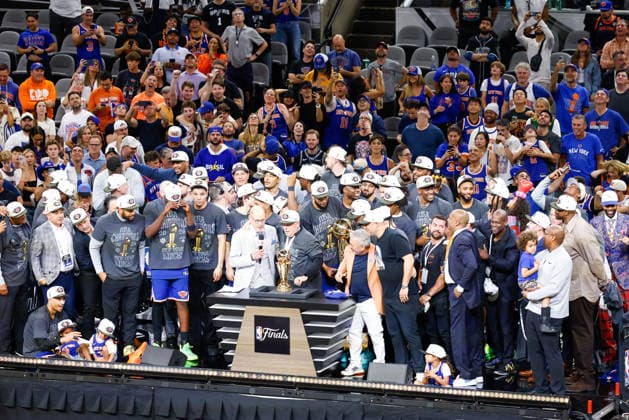 NBA, Basketball Herren, USA Finals Game 5 - New York Knicks at San Antonio Spurs New York Knicks players hold up the Larry O Brien Championship Trophy after winning Game 5 of the NBA Finals between the San Antonio Spurs and the New York Knicks, San Antonio, USA, 13 June 2026. San Antonio United States  Copyright: xADAMxDAVISx