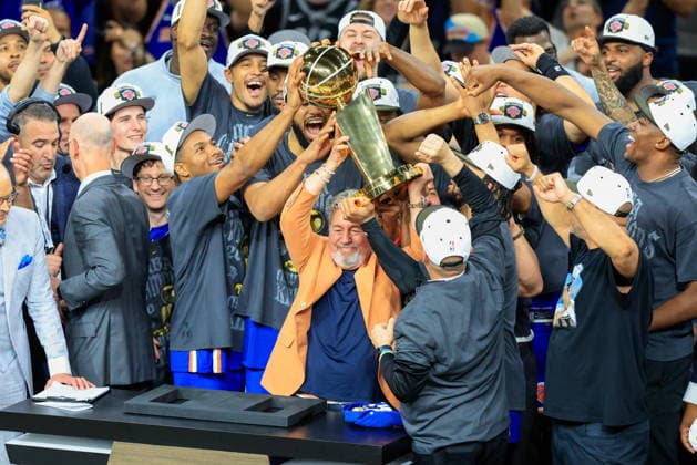 NBA, Basketball Herren, USA Finals Game 5 - New York Knicks at San Antonio Spurs New York Knicks owner James Dolan (C) holds up the Larry O Brien Championship Trophy after winning Game 5 of the NBA Finals between the San Antonio Spurs and the New York Knicks, San Antonio, USA, 13 June 2026. San Antonio United States  Copyright: xADAMxDAVISx
