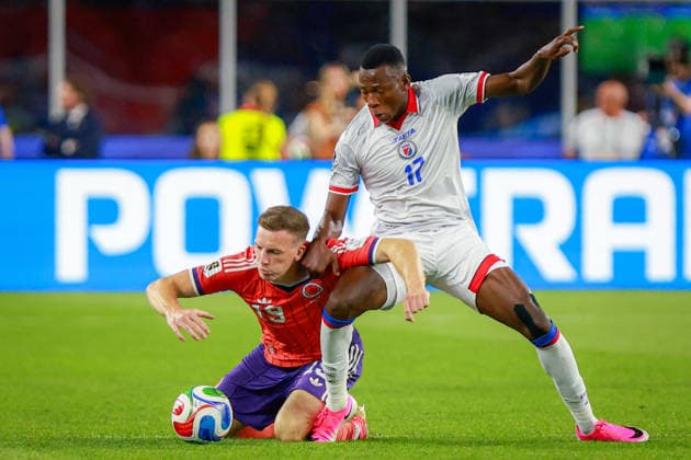 June 14, 2026, Foxborough, Massachusetts, USA: DANLEY JEAN JACQUES of Haiti challenges LEWIS FERGUSON of Scotland for the ball during the 2026 FIFA World Cup, WM, Weltmeisterschaft, Fussball Group C match at Boston Stadium in Massachusetts on June 12, 2026. Haiti 0 V 1 Scotland - FIFA World Cup 2026  - ZUMAm283 20260614_zsp_m283_001 Copyright: xBillyxMyersx