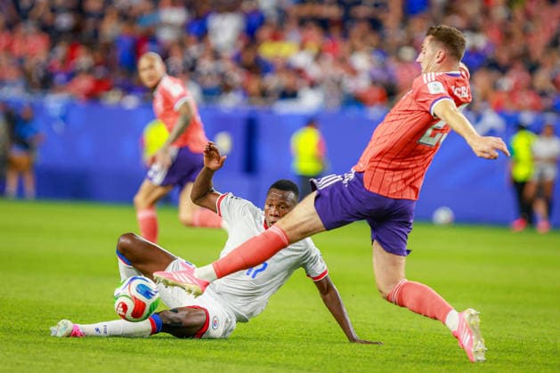 June 14, 2026, Foxborough, Massachusetts, USA: DANLEY JEAN JACQUES of Haiti tackles the ball away from KENNY MCLEAN of Scotland during the 2026 FIFA World Cup, WM, Weltmeisterschaft, Fussball Group C match at Boston Stadium in Massachusetts on June 12, 2026. Haiti 0 V 1 Scotland - FIFA World Cup 2026  - ZUMAm283 20260614_zsp_m283_009 Copyright: xBillyxMyersx