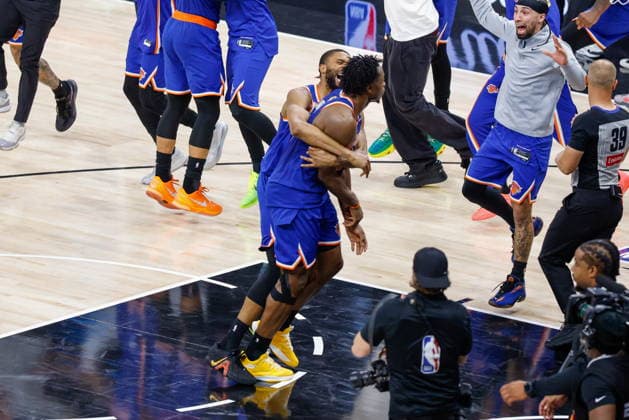 NBA, Basketball Herren, USA Finals Game 5 - New York Knicks at San Antonio Spurs New York Knicks guard Mikal Bridges (L) and New York Knicks forward Og Anunoby (R) celebrate after winning Game 5 of the NBA Finals between the San Antonio Spurs and the New York Knicks, San Antonio, USA, 13 June 2026. San Antonio United States  Copyright: xADAMxDAVISx