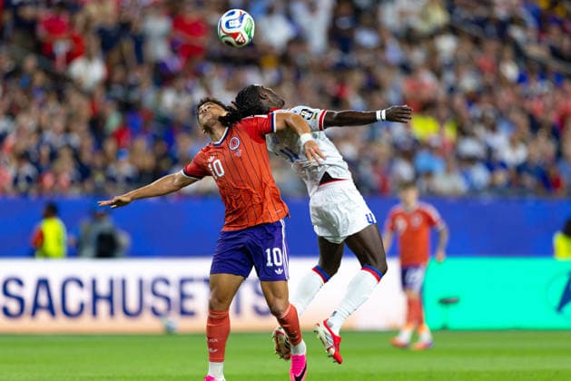 June 13, 2026; Foxborough, Massachusetts, USA; Scotland forward Che Adams (10) and Haiti defender Ricardo Ade (4) compete for a ball in a FIFA World Cup, WM, Weltmeisterschaft, Fussball 2026 Group C match between Haiti and Scotland at Boston Stadium. (c) CSM FIFA World Cup 2026: Haiti Vs Scotland JUN 13  - ZUMAc04_ 20260613_zma_c04_258 Copyright: xBurtxGranofskyx