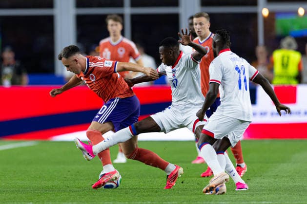 June 13, 2026; Foxborough, Massachusetts, USA; Scotland forward Lawrence Shankland (20) gets by Haiti midfielder Danley Jean Jacques (17) in a FIFA World Cup, WM, Weltmeisterschaft, Fussball 2026 Group C match between Haiti and Scotland at Boston Stadium. (c) CSM FIFA World Cup 2026: Haiti Vs Scotland JUN 13  - ZUMAc04_ 20260613_zma_c04_276 Copyright: xBurtxGranofskyx