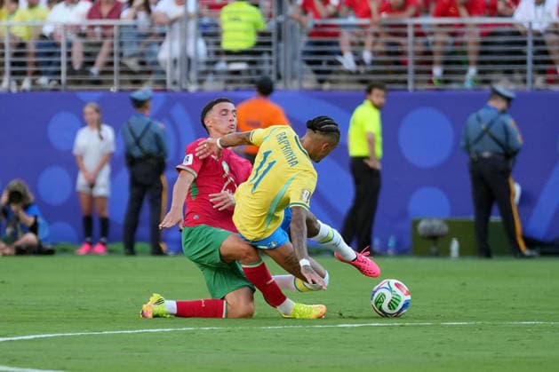 IPA85666319 - Brazil s Raphinha in action against Morocco s Bilal El Khannouss during the Group E match between Ivory Coast and Ecuador at the FIFA World Cup, WM, Weltmeisterschaft, Fussball in Philadelphia, USA, on June 14, 2026  Copyright: xEmmanuelexMastrodonato IPAxSportx xx 85666319