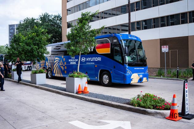 FIFA Fussball Weltmeisterschaft 2026, Ankunft der deutschen Nationalmannschaft DFB am Teamhotel (Inter Continental) am 13.06.2026 in Houston, Texas Ankunft des Teambus Mannschaftsbus der deutschen Nationalmannschaft vor dem Teamhotel