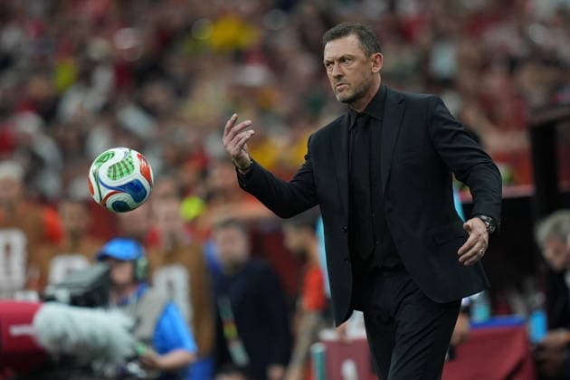 Australia v Turkiye - FIFA World Cup, WM, Weltmeisterschaft, Fussball 2026 - Group D VANCOUVER, CANADA - JUNE 13: Head coach of Australia, Tony Popovic throws theball during the 2026 FIFA World Cup First Stage Group D match between Australia and Turkiye at BC Place Stadium in Vancouver, Canada on June 13, 2026. Ercin Erturk Anadolu British Columbia Canada. Editorial use only. Please get in touch for any other usage.  Copyright: x2026xAnadoluxErcinxErturkx