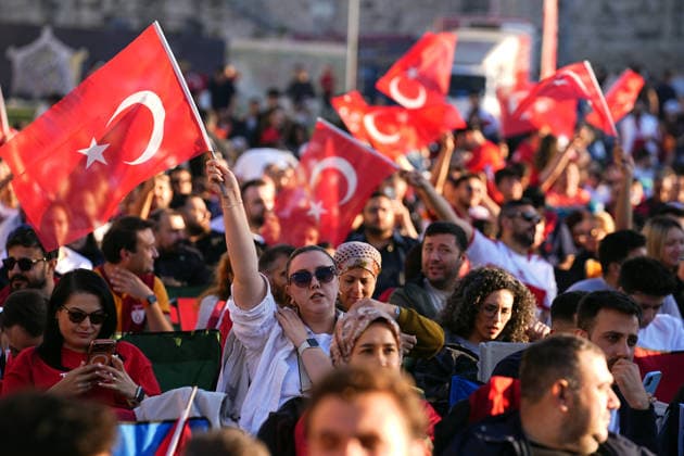 Turkish football fans gather to watch Turkiye-Australia World Cup match ISTANBUL, TURKIYE - JUNE 14: Turkish football fans holding Turkish flags gather at the historic Yedikule Fortress in Istanbul, Turkiye on June 14, 2026, to watch the live broadcast of the Turkish National Football Team s opening match against Australia in Group D of the 2026 FIFA World Cup, WM, Weltmeisterschaft, Fussball Esra Bilgin Anadolu Istanbul Turkey. Editorial use only. Please get in touch for any other usage.  Copyright: x2026xAnadoluxEsraxBilginx