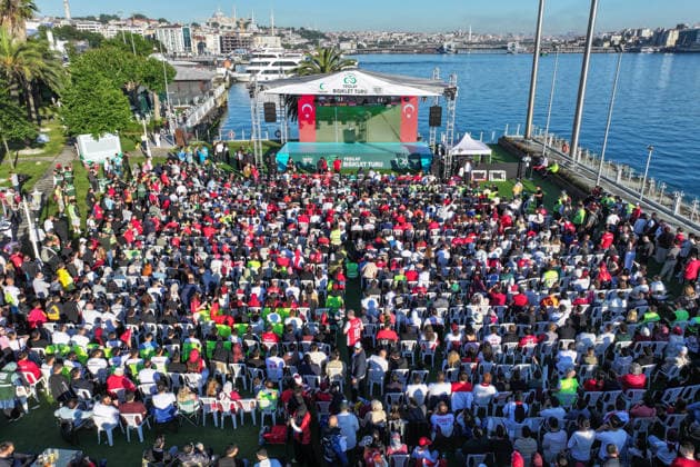 Turkish football fans gather to watch Australia v Turkiye World Cup match ISTANBUL, TURKIYE - JUNE 14: Turkish football fans gather at the outdoor garden of Yesilay Headquarters in Istanbul, Turkiye on June 14, 2026, to watch the live broadcast of the Turkish National Football Team s opening match against Australia in Group D of the 2026 FIFA World Cup, WM, Weltmeisterschaft, Fussball Cem Tekkesinoglu Anadolu Istanbul Turkey. Editorial use only. Please get in touch for any other usage.  Copyright: x2026xAnadoluxCemxTekkesinoglux