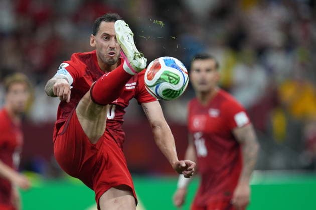 Australia v Turkiye - FIFA World Cup, WM, Weltmeisterschaft, Fussball 2026 - Group D VANCOUVER, CANADA - JUNE 13: Hakan Calhanoglu (10) of Turkiye in action during the 2026 FIFA World Cup First Stage Group D match between Australia and Turkiye at BC Place Stadium in Vancouver, Canada on June 13, 2026. Ercin Erturk Anadolu British Columbia Canada. Editorial use only. Please get in touch for any other usage.  Copyright: x2026xAnadoluxErcinxErturkx