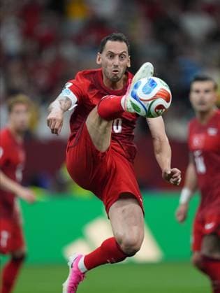 Australia v Turkiye - FIFA World Cup, WM, Weltmeisterschaft, Fussball 2026 - Group D VANCOUVER, CANADA - JUNE 13: Hakan Calhanoglu (10) of Turkiye in action during the 2026 FIFA World Cup First Stage Group D match between Australia and Turkiye at BC Place Stadium in Vancouver, Canada on June 13, 2026. Ercin Erturk Anadolu British Columbia Canada. Editorial use only. Please get in touch for any other usage.  Copyright: x2026xAnadoluxErcinxErturkx