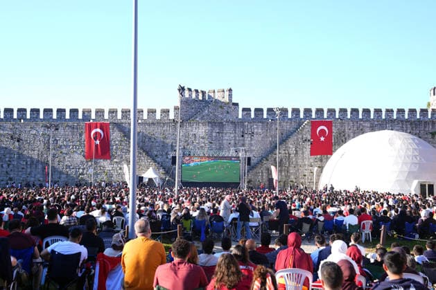 Turkish football fans gather to watch Australia v Turkiye World Cup match ISTANBUL, TURKIYE - JUNE 14: Football fans gather at the historic Yedikule Fortress (Yedikule Hisari) to watch the live broadcast of the Turkish National Football Team s opening match against Australia in Group D of the 2026 FIFA World Cup, WM, Weltmeisterschaft, Fussball in the Fatih district of Istanbul, Turkiye, on Sunday, June 14, 2026. Esra Bilgin Anadolu Istanbul Turkey. Editorial use only. Please get in touch for any other usage.  Copyright: x2026xAnadoluxEsraxBilginx