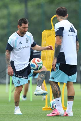 Argentina s forward Lionel Messi (L) and midfielder Enzo Fernandez take part in a training session during the 2026 FIFA World Cup, WM, Weltmeisterschaft, Fussball football tournament at Sporting KC Training Centre in Kansas City on June 13, 2026. ¨(Photo by Alejandro PAGNI PHOTOxPHOTO) KANSAS CITY UNITED STATES