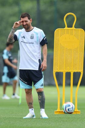 Argentina s forward Lionel Messi (L) takes part in a training session during the 2026 FIFA World Cup, WM, Weltmeisterschaft, Fussball football tournament at Sporting KC Training Centre in Kansas City on June 13, 2026. ¨(Photo by Alejandro PAGNI PHOTOxPHOTO) KANSAS CITY UNITED STATES