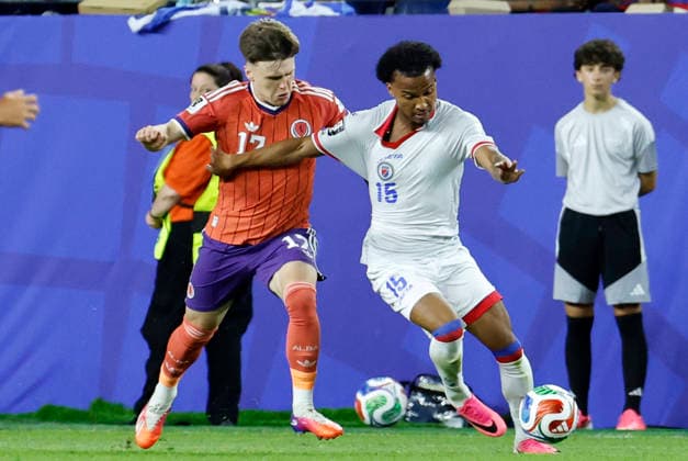 FOXBOROUGH, MA - JUNE 13: Ruben Providence 15 of Haiti fends off Ben Gannon-Doak 17 of Scotland during a FIFA World Cup, WM, Weltmeisterschaft, Fussball 2026 Group C match between the Haiti and Scotland on June 13, 2026 at Boston Stadium in Foxborough, Massachusetts. (Photo by Fred Kfoury III Icon Sportswire) SOCCER: JUN 13 FIFA World Cup 26 Group C - Haiti vs Scotland EDITORIAL USE ONLY Icon482260613051