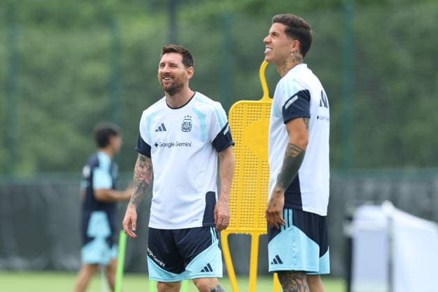 Argentina s forward Lionel Messi (L) and midfielder Enzo Fernandez take part in a training session during the 2026 FIFA World Cup, WM, Weltmeisterschaft, Fussball football tournament at Sporting KC Training Centre in Kansas City on June 13, 2026. ¨(Photo by Alejandro PAGNI PHOTOxPHOTO) KANSAS CITY UNITED STATES