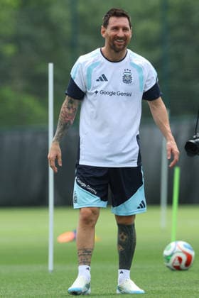 Argentina s forward Lionel Messi (L) takes part in a training session during the 2026 FIFA World Cup, WM, Weltmeisterschaft, Fussball football tournament at Sporting KC Training Centre in Kansas City on June 13, 2026. ¨(Photo by Alejandro PAGNI PHOTOxPHOTO) KANSAS CITY UNITED STATES