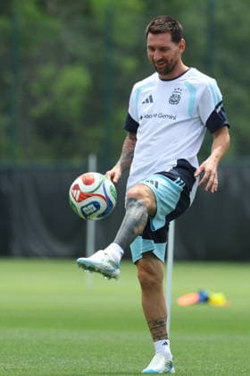 Argentina s forward Lionel Messi controls the ball during a training session during the 2026 FIFA World Cup, WM, Weltmeisterschaft, Fussball football tournament at Sporting KC Training Centre in Kansas City on June 13, 2026. ¨(Photo by Alejandro PAGNI PHOTOxPHOTO) KANSAS CITY UNITED STATES