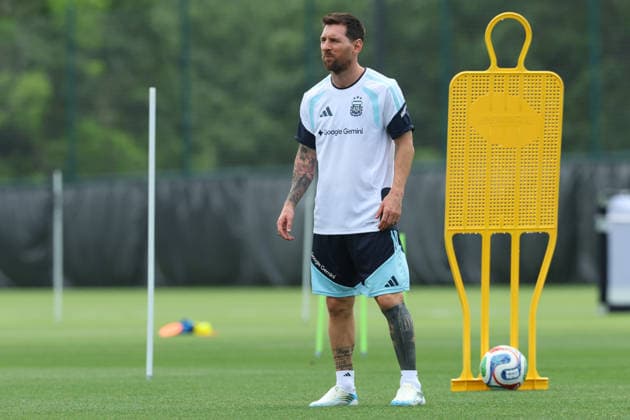 Argentina s forward Lionel Messi (L) takes part in a training session during the 2026 FIFA World Cup, WM, Weltmeisterschaft, Fussball football tournament at Sporting KC Training Centre in Kansas City on June 13, 2026. ¨(Photo by Alejandro PAGNI PHOTOxPHOTO) KANSAS CITY UNITED STATES