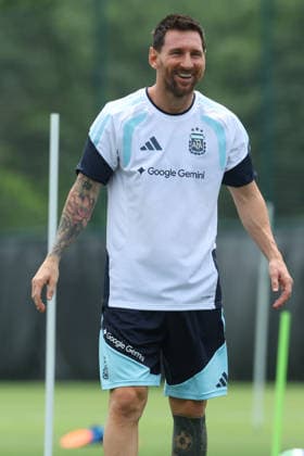 Argentina s forward Lionel Messi (L) takes part in a training session during the 2026 FIFA World Cup, WM, Weltmeisterschaft, Fussball football tournament at Sporting KC Training Centre in Kansas City on June 13, 2026. ¨(Photo by Alejandro PAGNI PHOTOxPHOTO) KANSAS CITY UNITED STATES
