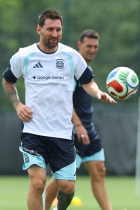 Argentina s forward Lionel Messi (L) and head coach Lionel Scaloni take part in a training session during the 2026 FIFA World Cup, WM, Weltmeisterschaft, Fussball football tournament at Sporting KC Training Centre in Kansas City on June 13, 2026. ¨(Photo by Alejandro PAGNI PHOTOxPHOTO) KANSAS CITY UNITED STATES