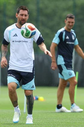 Argentina s forward Lionel Messi (L) and head coach Lionel Scaloni take part in a training session during the 2026 FIFA World Cup, WM, Weltmeisterschaft, Fussball football tournament at Sporting KC Training Centre in Kansas City on June 13, 2026. ¨(Photo by Alejandro PAGNI PHOTOxPHOTO) KANSAS CITY UNITED STATES