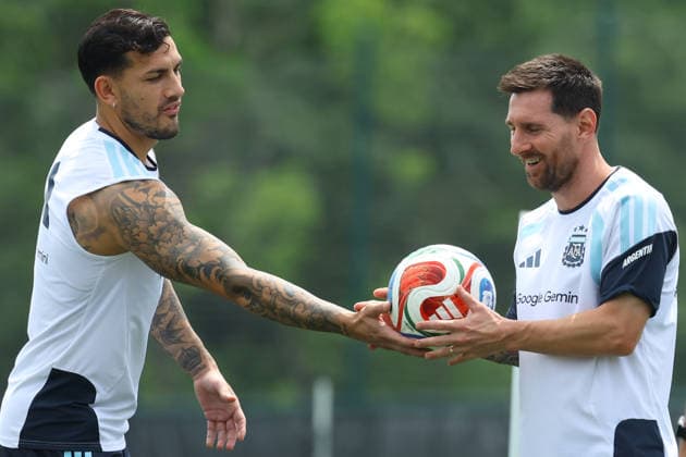 Argentina s forward Lionel Messi (R) and midfielder Leandro Paredes take part in a training session during the 2026 FIFA World Cup, WM, Weltmeisterschaft, Fussball football tournament at Sporting KC Training Centre in Kansas City on June 13, 2026. ¨(Photo by Alejandro PAGNI PHOTOxPHOTO) KANSAS CITY UNITED STATES