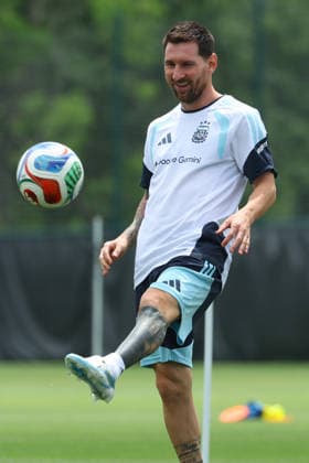 Argentina s forward Lionel Messi controls the ball during a training session during the 2026 FIFA World Cup, WM, Weltmeisterschaft, Fussball football tournament at Sporting KC Training Centre in Kansas City on June 13, 2026. ¨(Photo by Alejandro PAGNI PHOTOxPHOTO) KANSAS CITY UNITED STATES