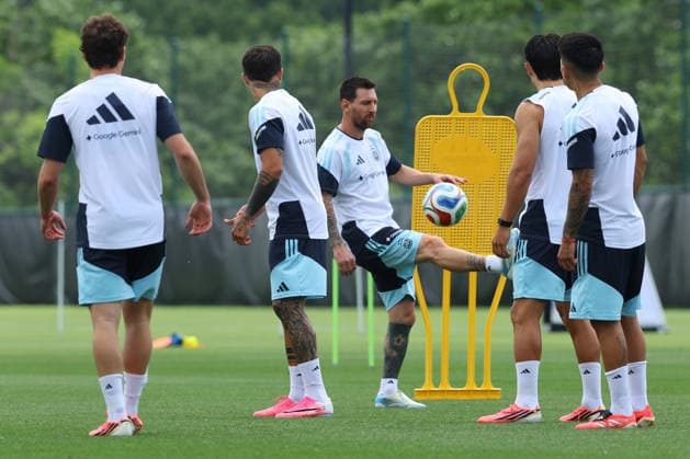 Argentina™s forward Lionel Messi (C) and players take part in a training session during the 2026 FIFA World Cup, WM, Weltmeisterschaft, Fussball football tournament at Sporting KC Training Centre in Kansas City on June 13, 2026. ¨(Photo by Alejandro PAGNI PHOTOxPHOTO) KANSAS CITY UNITED STATES
