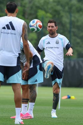 Argentina™s forward Lionel Messi and players take part in a training session during the 2026 FIFA World Cup, WM, Weltmeisterschaft, Fussball football tournament at Sporting KC Training Centre in Kansas City on June 13, 2026. ¨(Photo by Alejandro PAGNI PHOTOxPHOTO) KANSAS CITY UNITED STATES