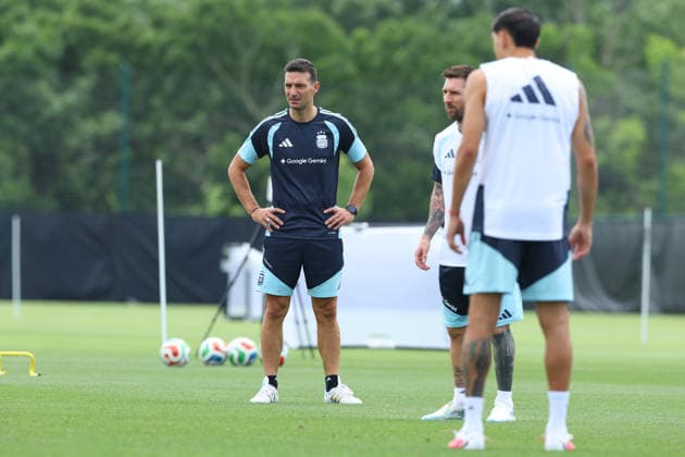 Argentina™s head coach Lionel Scaloni (L) and forward Lionel Messi look on during a training session during the 2026 FIFA World Cup, WM, Weltmeisterschaft, Fussball football tournament at Sporting KC Training Centre in Kansas City on June 13, 2026. ¨(Photo by Alejandro PAGNI PHOTOxPHOTO) KANSAS CITY UNITED STATES