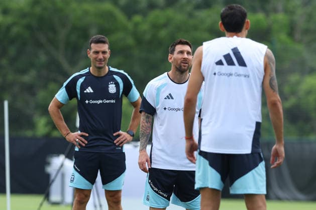 Argentina™s head coach Lionel Scaloni (L) and forward Lionel Messi look on during a training session during the 2026 FIFA World Cup, WM, Weltmeisterschaft, Fussball football tournament at Sporting KC Training Centre in Kansas City on June 13, 2026. ¨(Photo by Alejandro PAGNI PHOTOxPHOTO) KANSAS CITY UNITED STATES