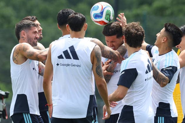 Argentina s midfielder Enzo Fernandez (C) and players joke during a training session during the 2026 FIFA World Cup, WM, Weltmeisterschaft, Fussball football tournament at Sporting KC Training Centre in Kansas City on June 13, 2026. ¨(Photo by Alejandro PAGNI PHOTOxPHOTO) KANSAS CITY UNITED STATES