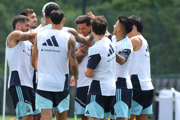 Argentina s midfielder Enzo Fernandez (C) and players joke during a training session during the 2026 FIFA World Cup, WM, Weltmeisterschaft, Fussball football tournament at Sporting KC Training Centre in Kansas City on June 13, 2026. ¨(Photo by Alejandro PAGNI PHOTOxPHOTO) KANSAS CITY UNITED STATES