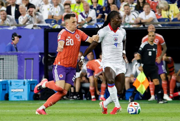 FOXBOROUGH, MA - JUNE 13: Lawrence Shankland 20 of Scotland tries to slow down Ricardo AdŽ 4 of Haiti during a FIFA World Cup, WM, Weltmeisterschaft, Fussball 2026 Group C match between the Haiti and Scotland on June 13, 2026 at Boston Stadium in Foxborough, Massachusetts. (Photo by Fred Kfoury III Icon Sportswire) SOCCER: JUN 13 FIFA World Cup 26 Group C - Haiti vs Scotland EDITORIAL USE ONLY Icon482260613063
