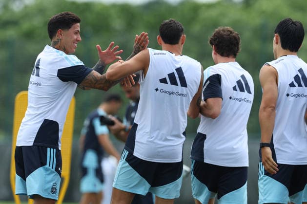 Argentina s midfielder Enzo Fernandez (L) and players joke during a training session during the 2026 FIFA World Cup, WM, Weltmeisterschaft, Fussball football tournament at Sporting KC Training Centre in Kansas City on June 13, 2026. ¨(Photo by Alejandro PAGNI PHOTOxPHOTO) KANSAS CITY UNITED STATES