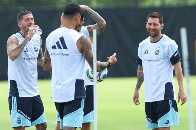 Argentina s forward Lionel Messi (R) and players take part in a training session during the 2026 FIFA World Cup, WM, Weltmeisterschaft, Fussball football tournament at Sporting KC Training Centre in Kansas City on June 13, 2026. ¨(Photo by Alejandro PAGNI PHOTOxPHOTO) KANSAS CITY UNITED STATES